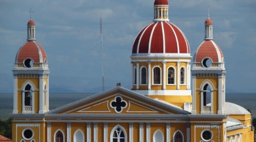 Dwaal door de kleurrijke straatjes en pleintjes van Granada en León