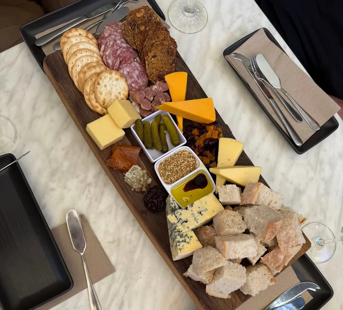 verfijnde-charcuterie-en-kaasplank &middot; new-zealand-north-to-south