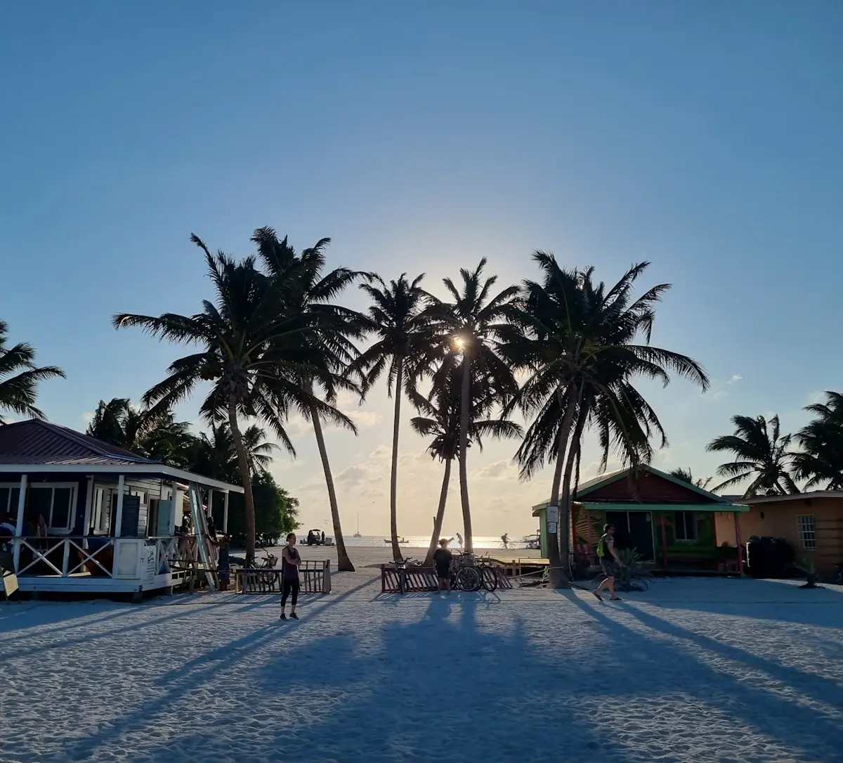 kleurrijke-huisjes-aan-tropisch-strand &middot; guatemala-en-belize-adventure