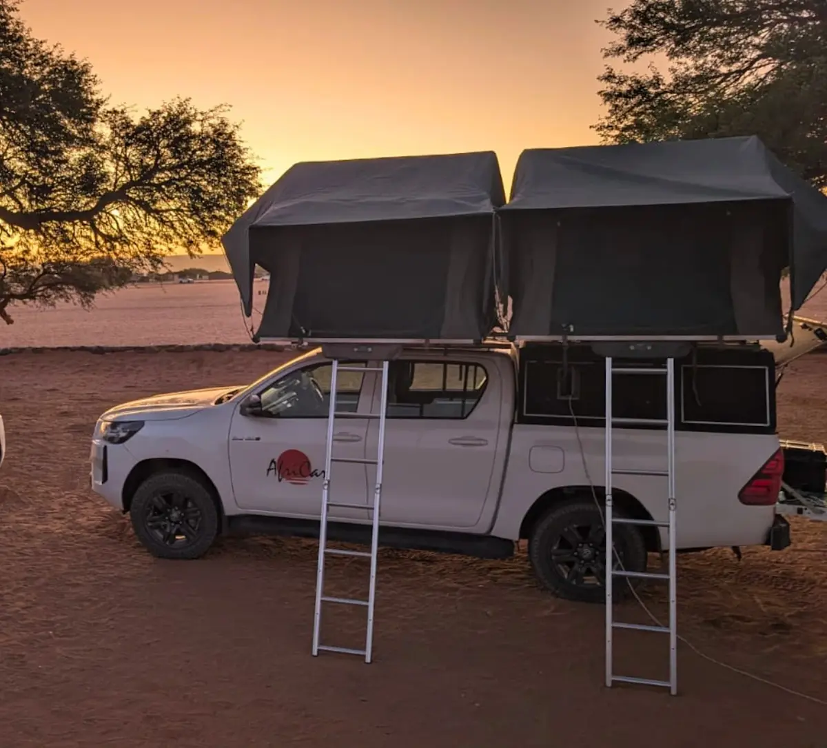 Een wagen met daktent in Namibi&euml;