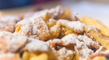 Smullen van de culinaire specialiteiten van de Alpen