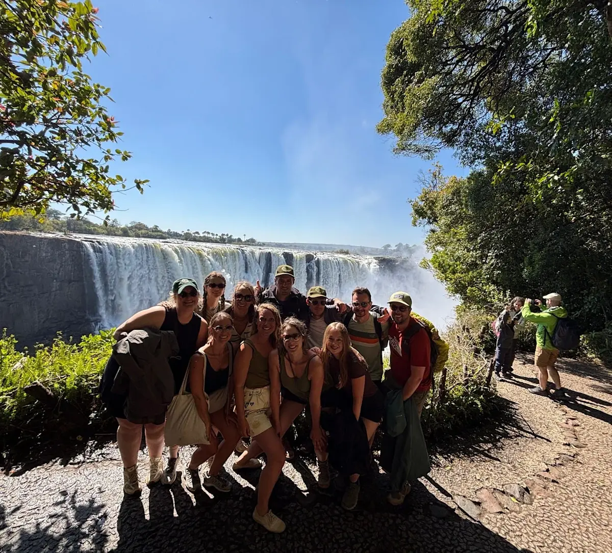 groep-toeristen-voor-machtige-waterval &middot; namibia-botswana-en-victoria-falls