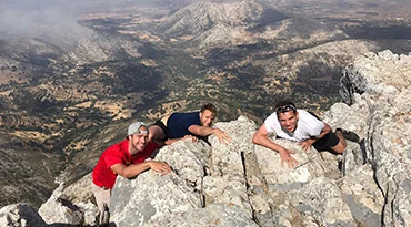 Beklim in het binnenland van Naxos Mt. Zeus, de hoogste berg van de Cycladen