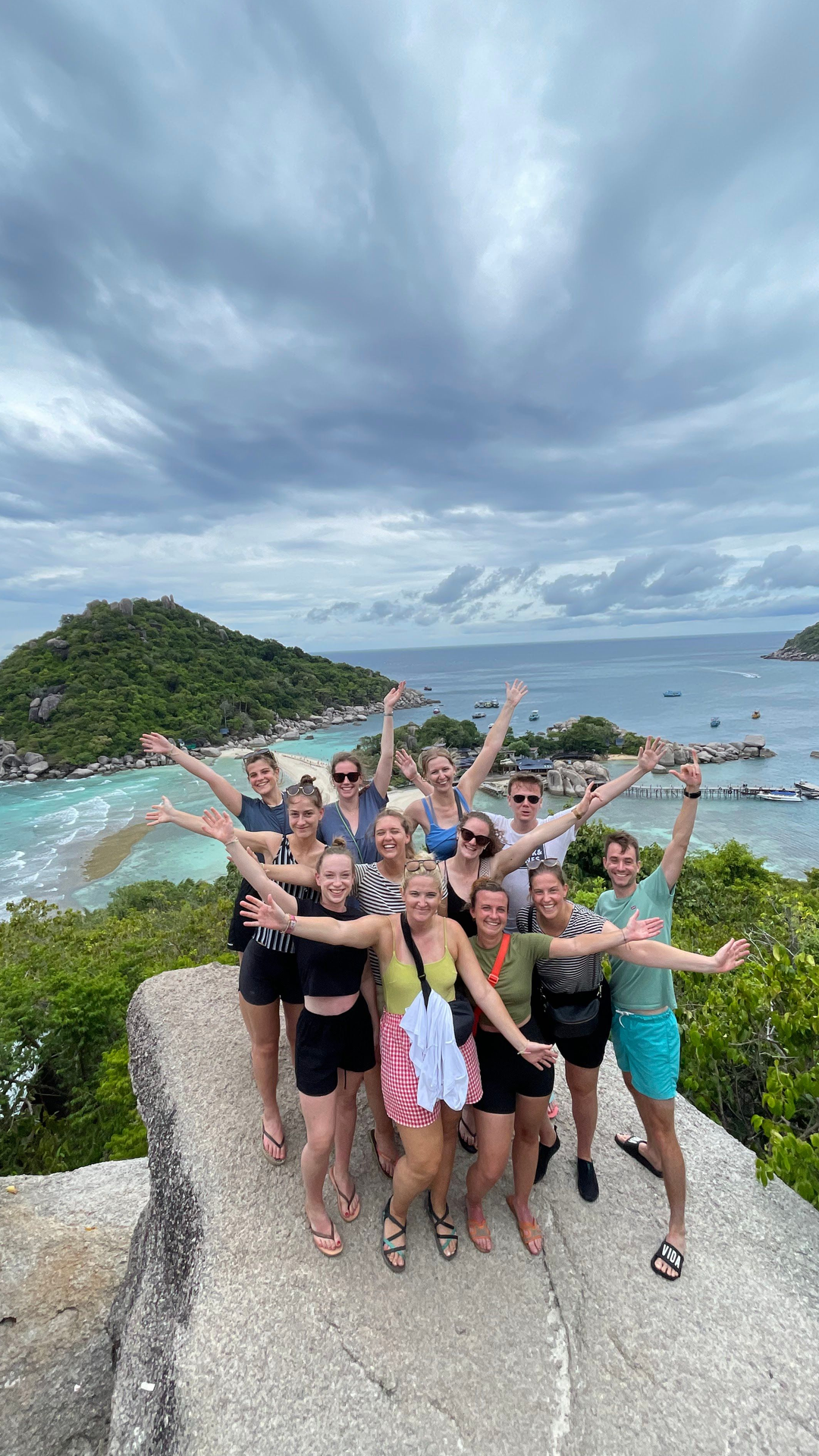 juichende-toeristen-op-rotsformatie-boven-tropisch-eiland &middot; thailand-essentials