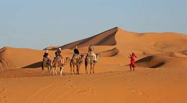 Via woestijndorpjes naar de torenhoge duinen van de Sahara woestijn