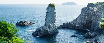 naaldvormige-rots-in-turquoise-zee
