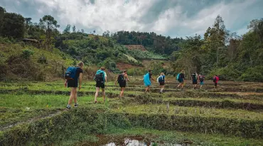 Trek twee dagen door de dichtbegroeide jungle in het noorden. Olifanten wassen en bergdorpjes