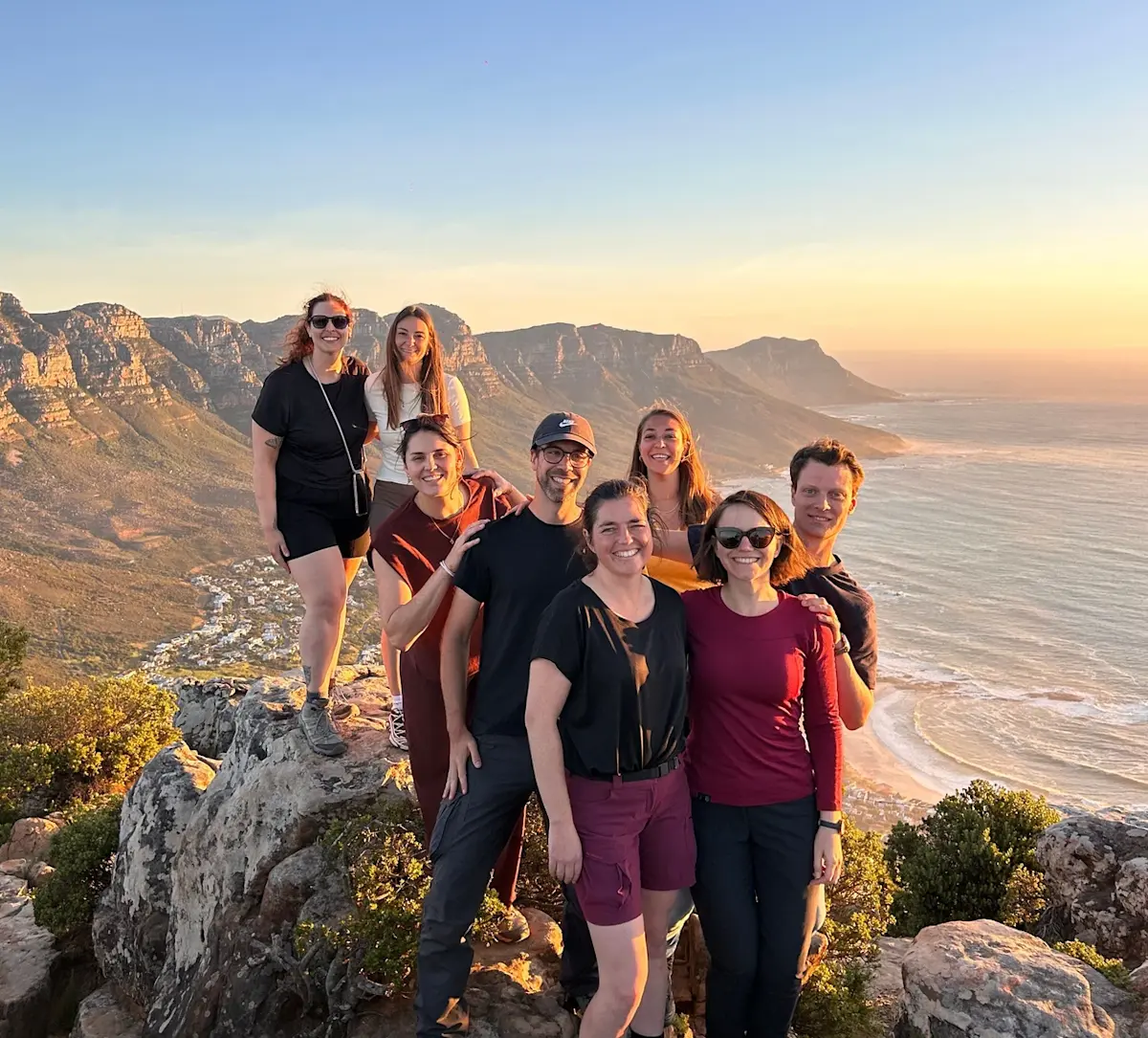 vrienden-poseren-bij-rotsige-uitkijkpunten-bij-zonsondergang &middot; explore-south-africa