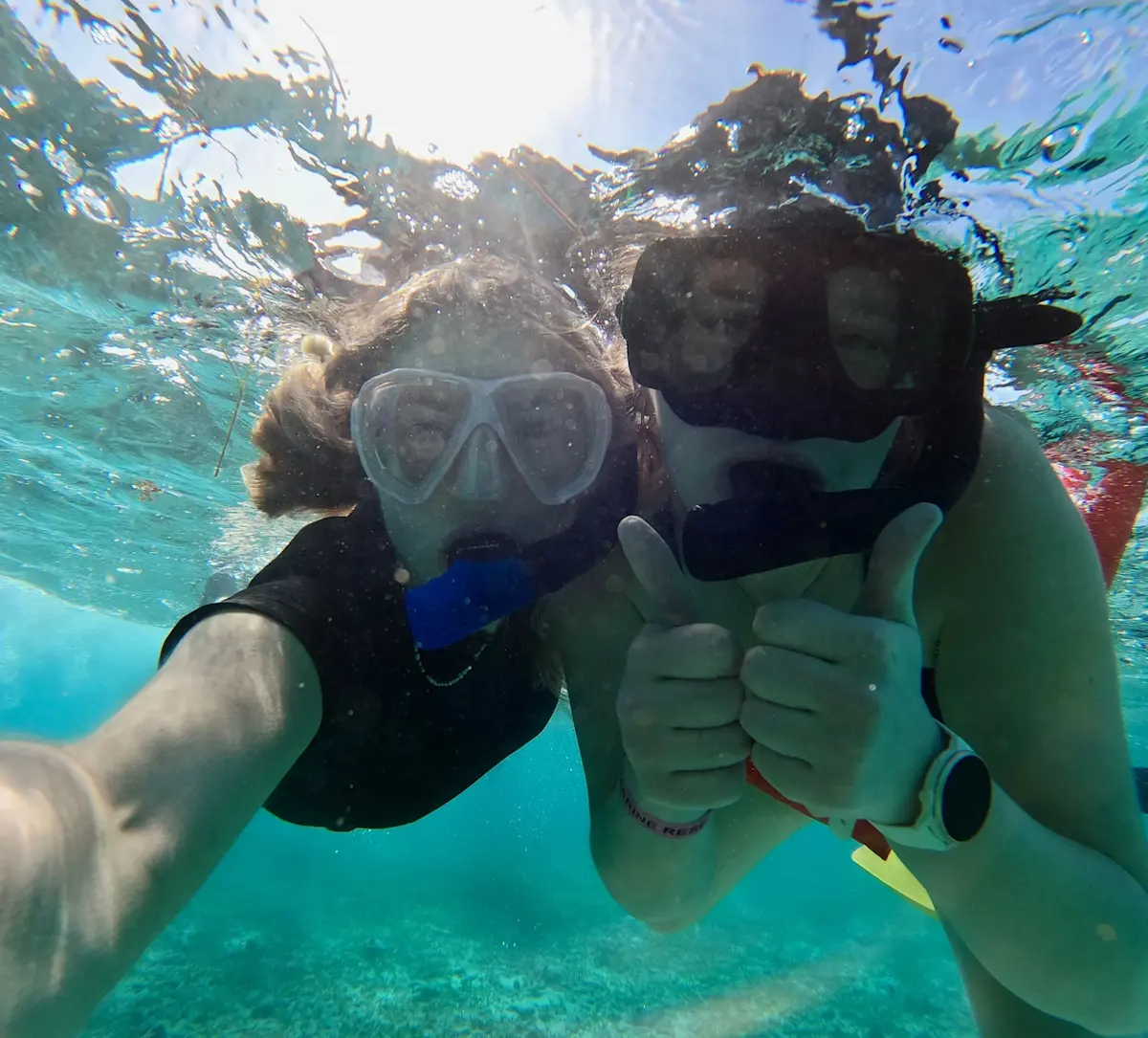snorkelers-geven-duim-omhoog-onder-water &middot; guatemala-en-belize-adventure