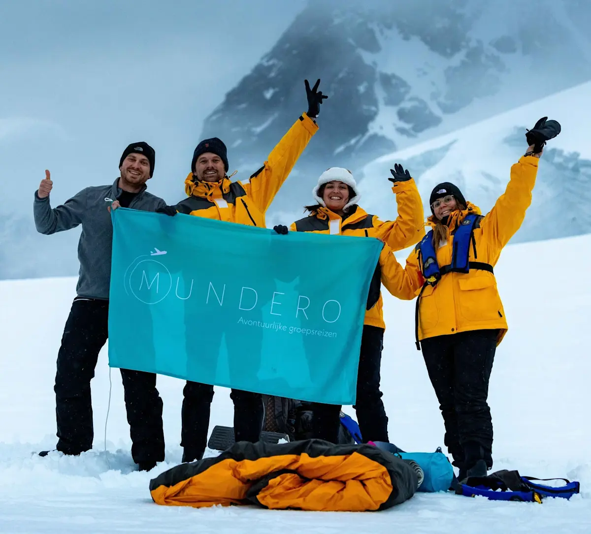 team-poseert-triomfantelijk-in-winterlandschap