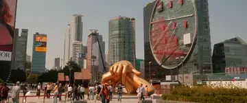gouden-stier-op-modern-stadsplein &middot; vibrant-south-korea