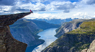 Waanzinnig uitzicht van op de Trolltunga