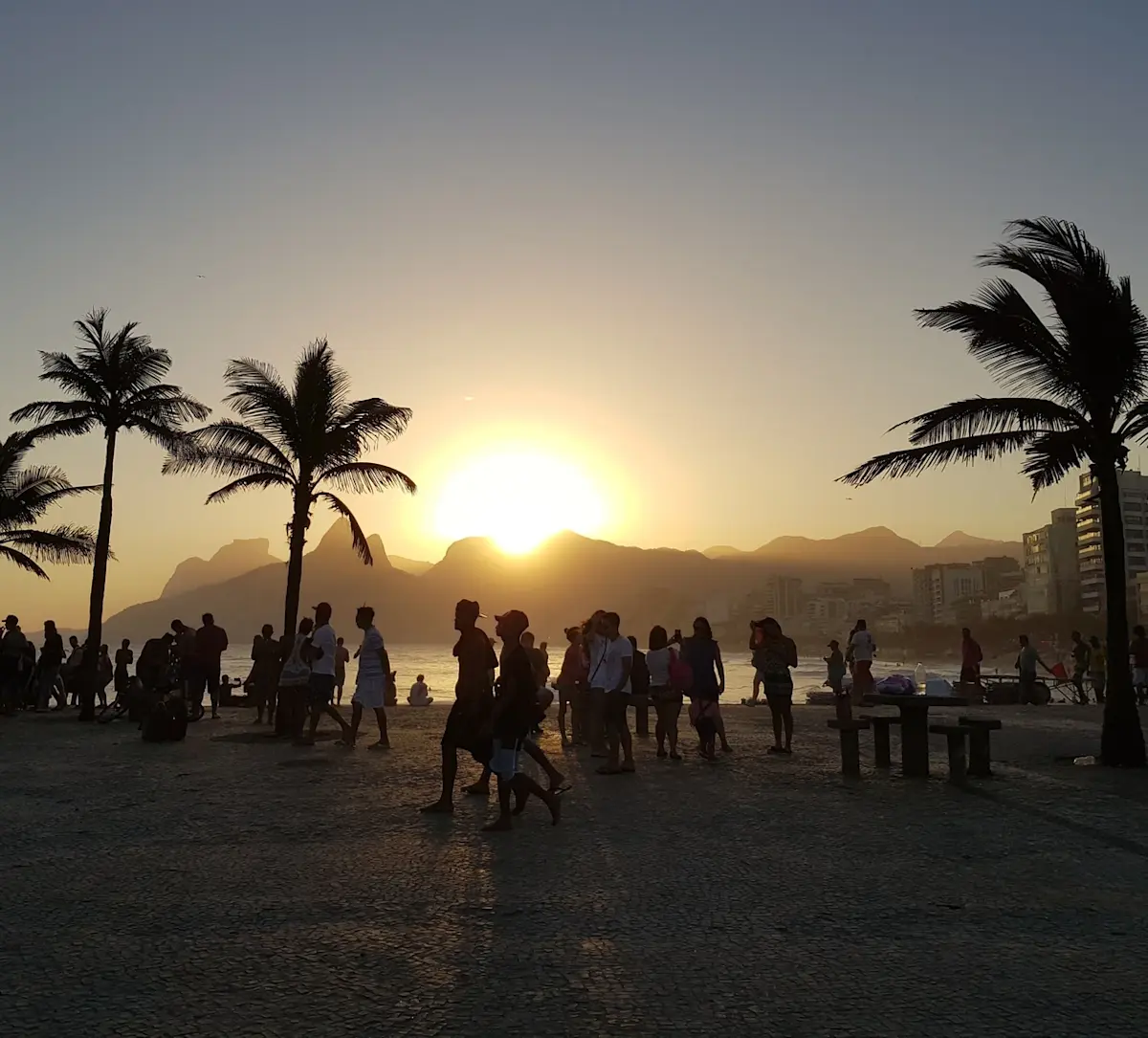 zonsondergang-boven-bergen-en-zee &middot; tropical-brazil