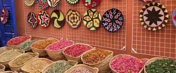 kleurrijke-marktstand-met-kruiden-en-mandjes
