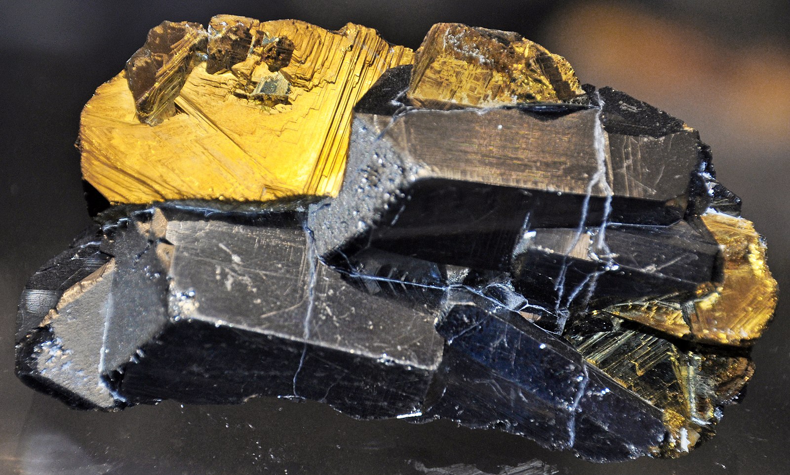 Chalcopyrite on tennantite Russia 3