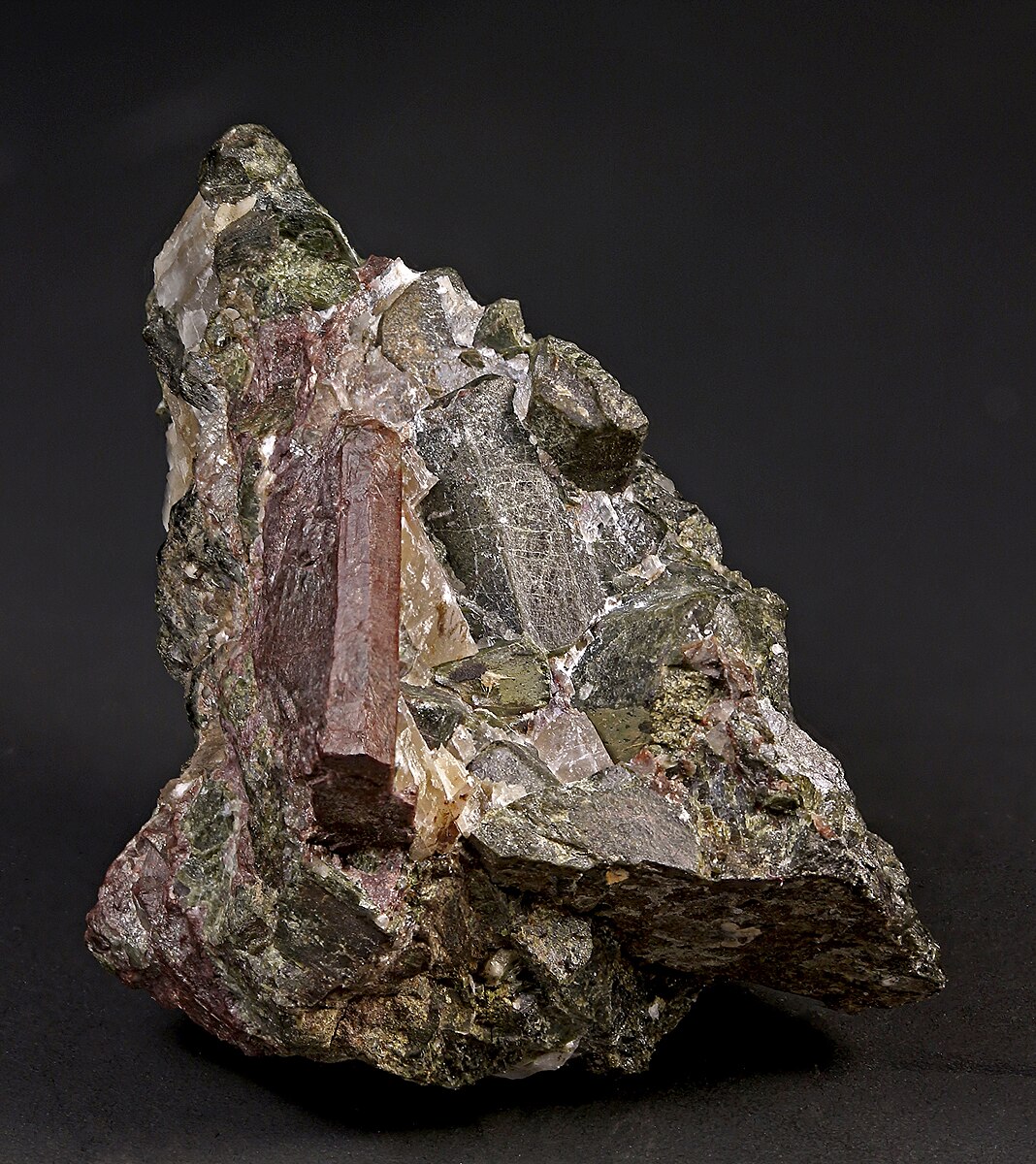 Petedunnite, apatite group-925453