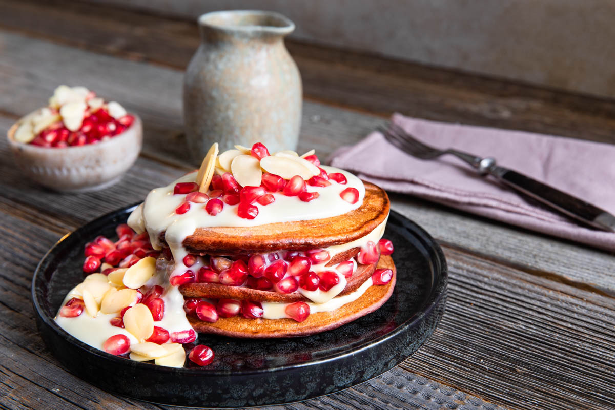 🥞 Red velvet pancakes met granaatappel en witte chocoladesaus