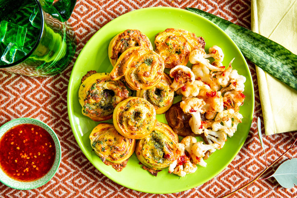 Indiase pizzarolletjes & bloemkool met tamarinde-dadelchutney