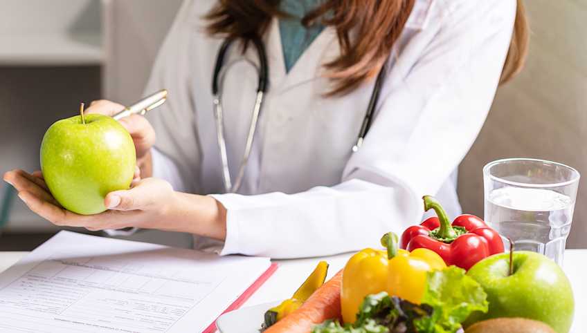 nutricionista-digestivo-en-valencia-asesorando-a-un-paciente-sobre-su-salud-digestiva