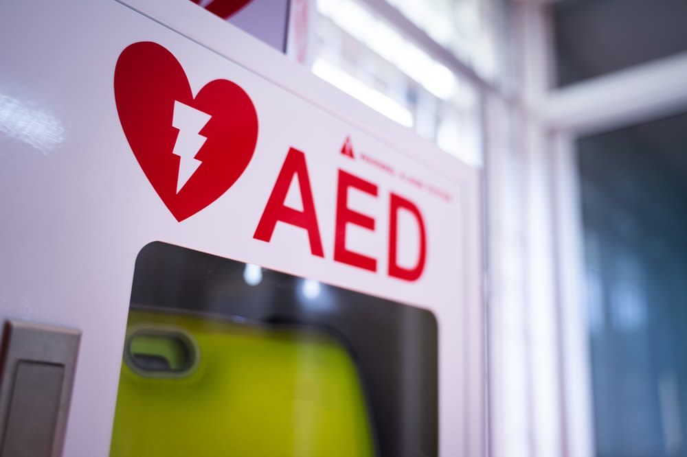 An AED kit mounted on a wall