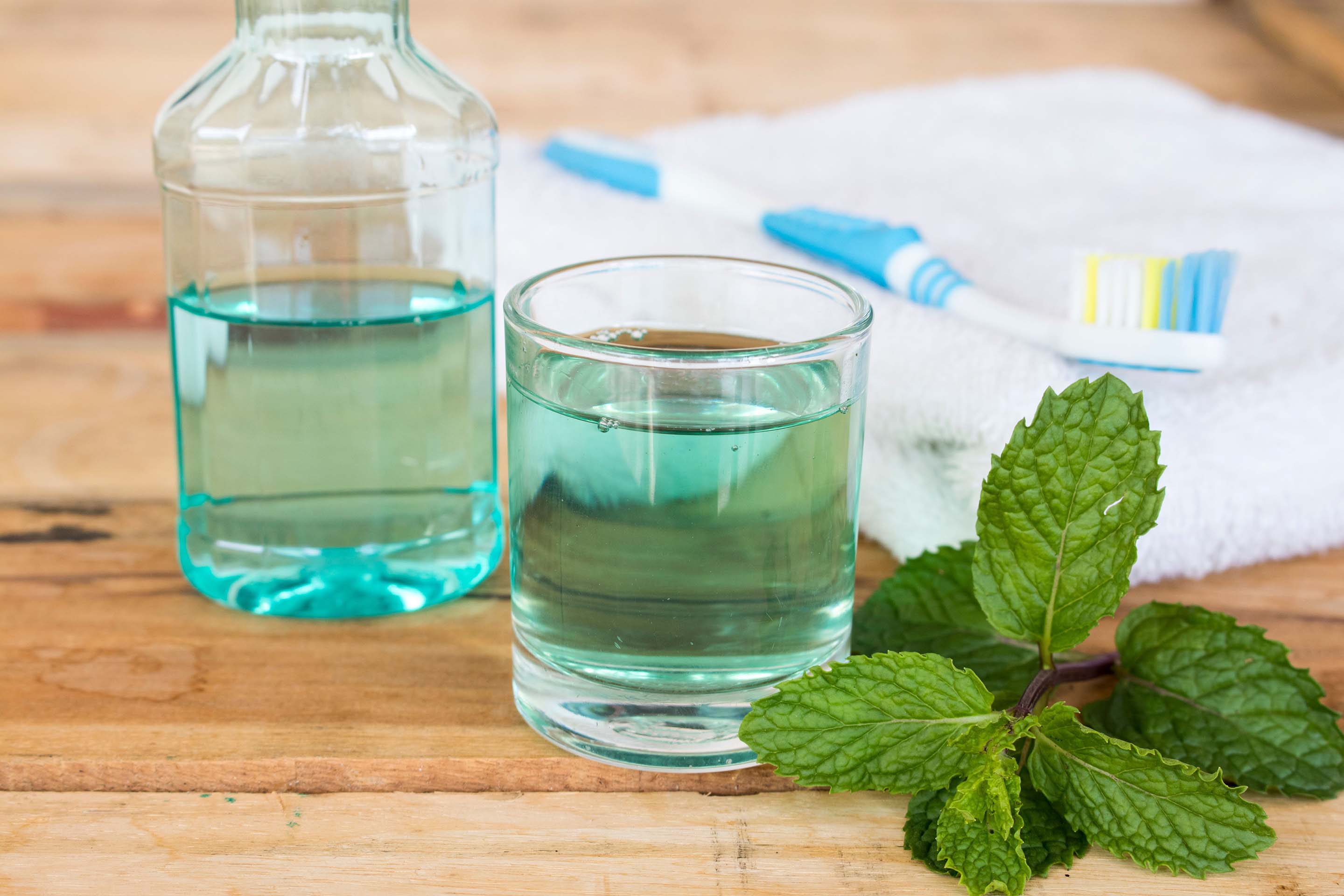 https://www.listerine.co.id/sites/listerine_id/files/10._mouthwash_vs_permen_mint_mana_yang_lebih_efektif_menghilangkan_bau_mulut.jpg