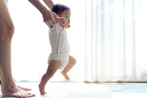 tips-mengajarkan-bayi-berjalan-header-image.jpg