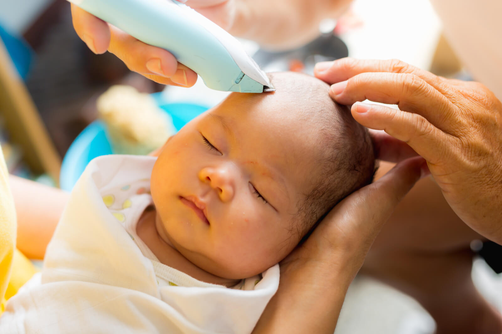 tips-tepat-bagi-ibu-untuk-cukur-rambut-bayi-sendiri-di-rumah.jpg