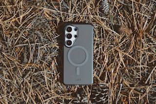 UAG Dot Galaxy S26 Ultra Case Galaxy S26 Ultra in Rose lifestyle view