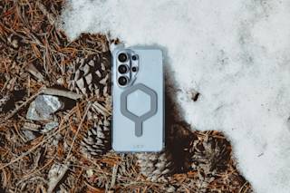 UAG Plyo Galaxy S26 Ultra Case Galaxy S26 Ultra in Blue Ombre lifestyle view