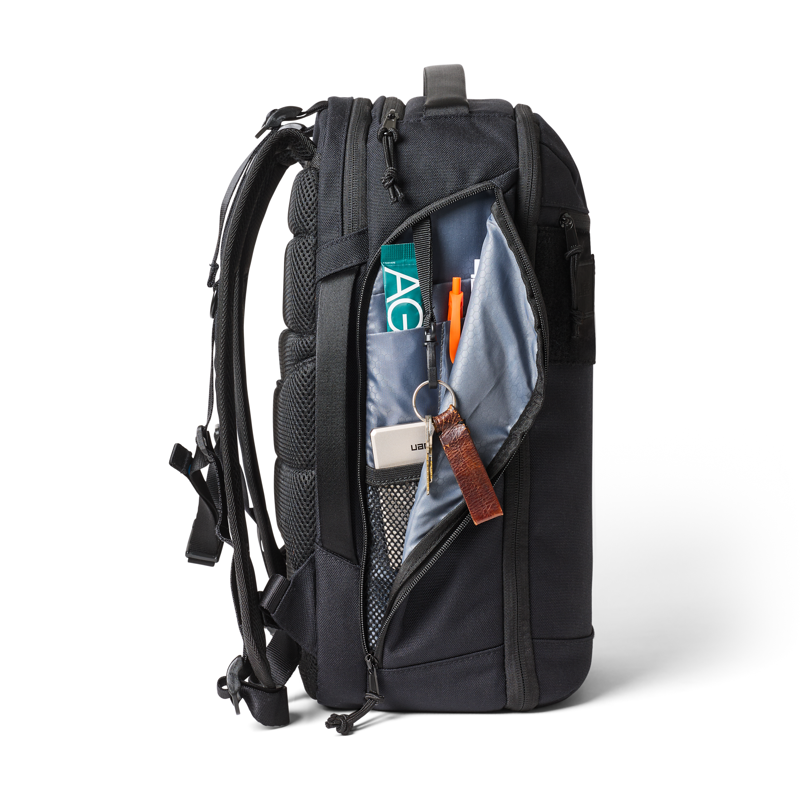 backpack for laptop and tablet Victorinox Altmont Professional Compact resistant nylon fabric and leather accents StarTech.com 17.3