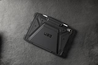 UAG Metropolis Tact Armr iPad Air 11" (M3, 7th Gen, 2025) Folio Case 2.002.183 ₫ lifestyle view