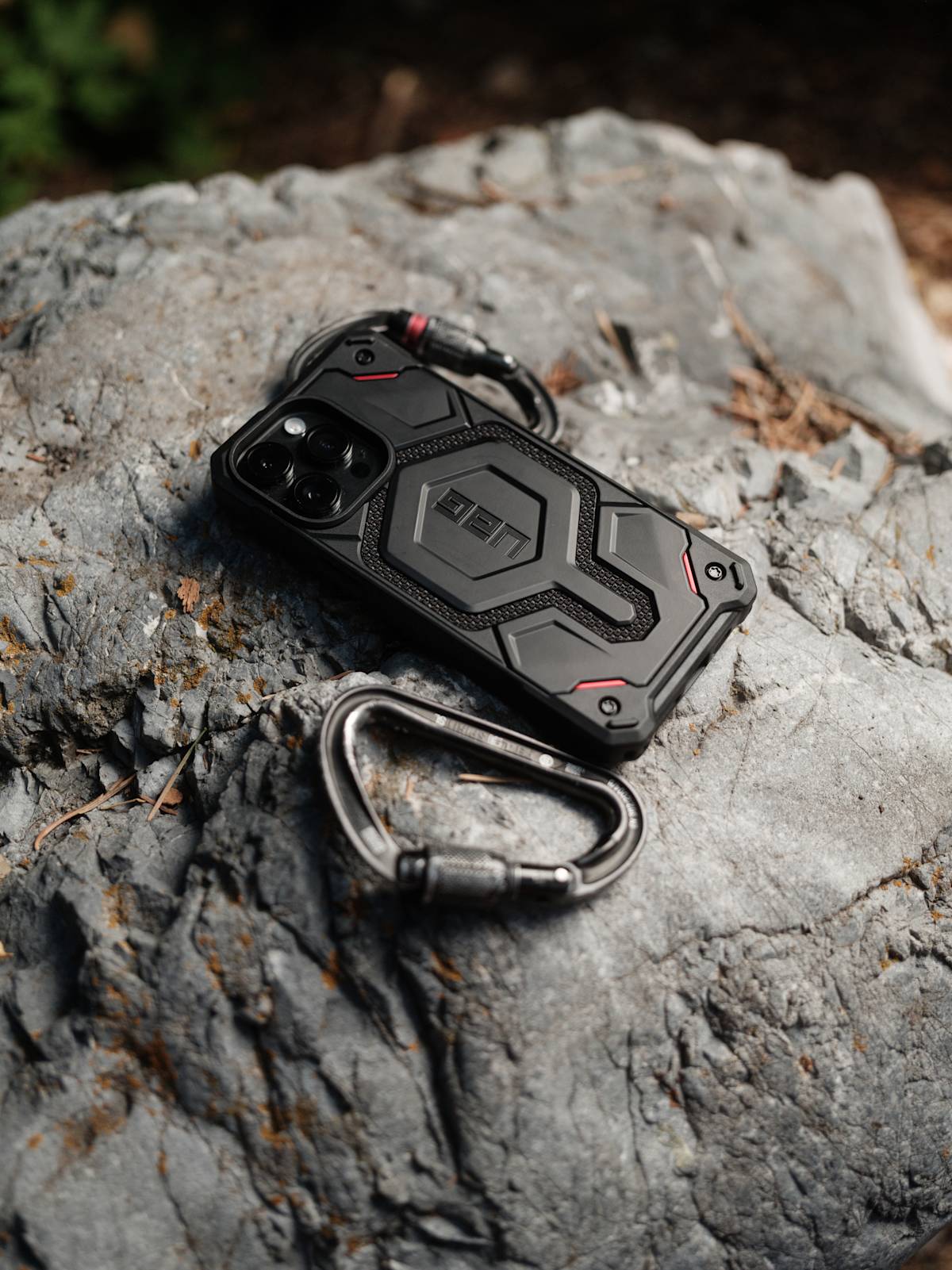 UAG_MB_IPHONE15_CLIMBING_18.
