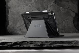 UAG Metropolis Tact Armr iPad Air 13" (M3, 2nd Gen, 2025) Folio Case 2.269.319 ₫ lifestyle view