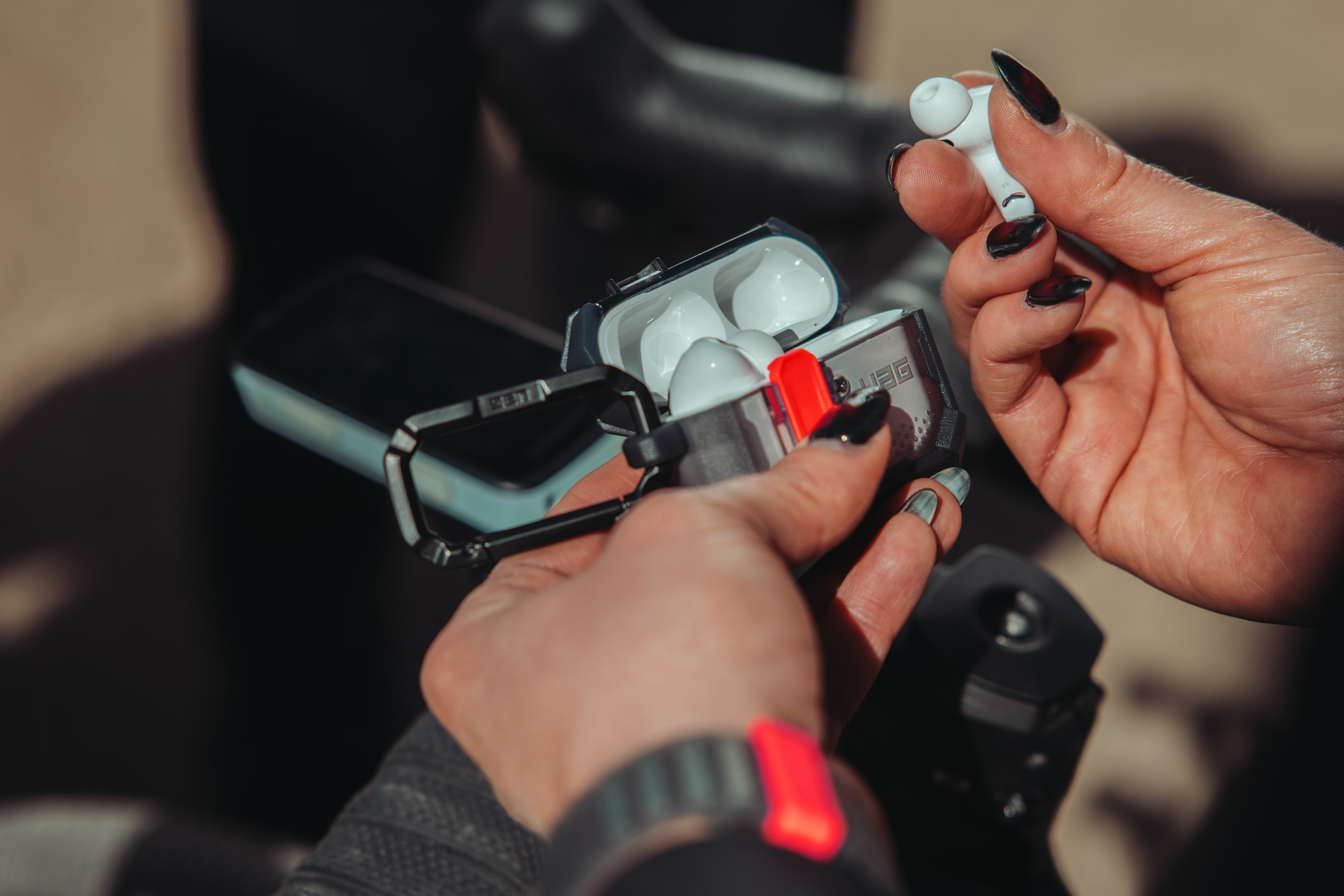 UAG AirPods Pro 第3世代 2025 セキュア ラッチ & ミリタリーグレード