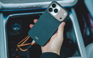 UAG Fibr Armr iPhone 17 Pro Max Case iPhone 17 Pro Max in Kevlar Graphite/Bronze lifestyle view