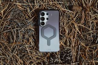 UAG Plyo Galaxy S26 Ultra Case Galaxy S26 Ultra in Blue Ombre lifestyle view