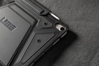 UAG Metropolis Tact Armr iPad Air 11" (M4, 8th Gen, 2026) Folio Case 2.002.183 ₫ lifestyle view