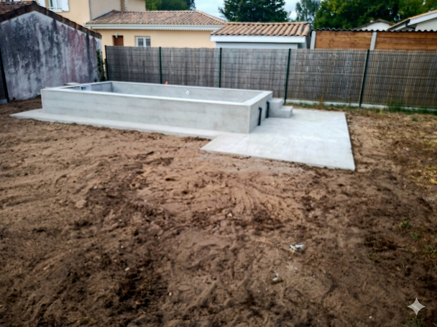 Construction piscine béton avec dalle et structure en cours