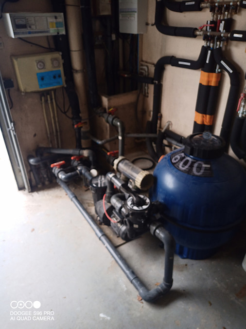 Local technique piscine avec système de filtration complet