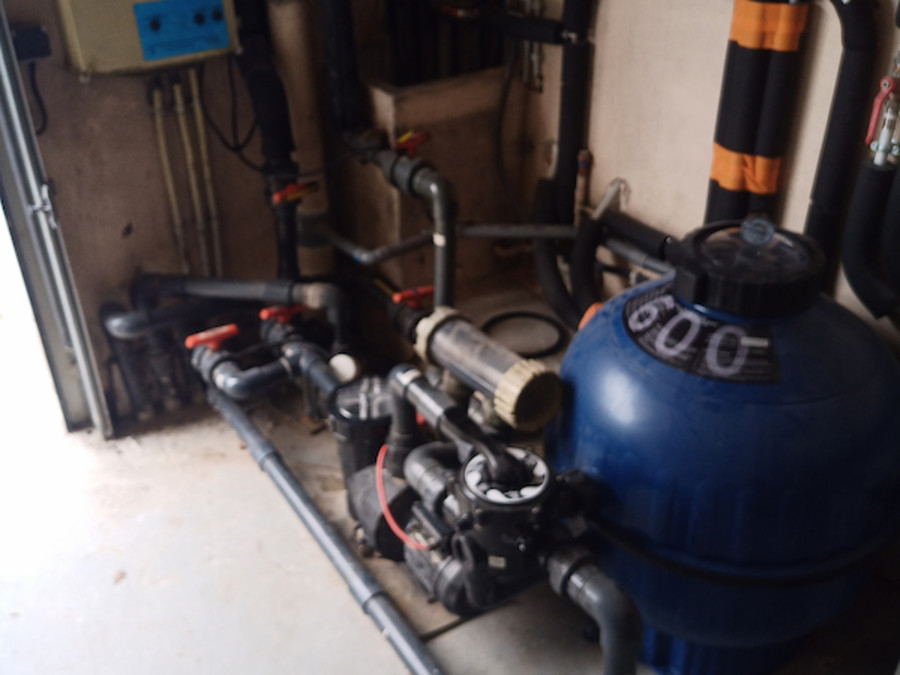 Local technique piscine avec système de filtration complet