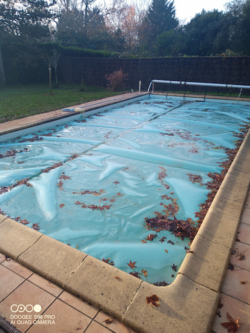 Hivernage piscine avec bâche à bulles et accumulation de feuilles