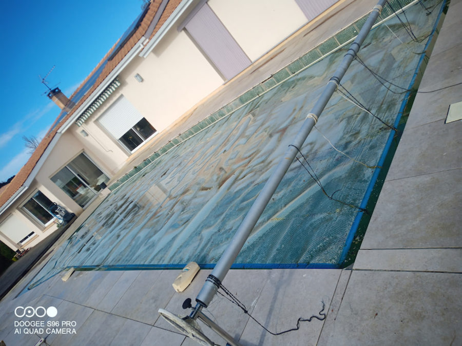 Piscine avec bâche de sécurité avant remise en service