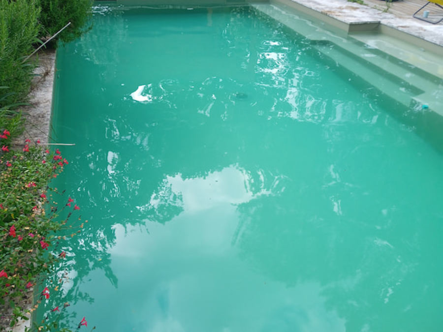 Piscine trouble avant traitement avec eau laiteuse