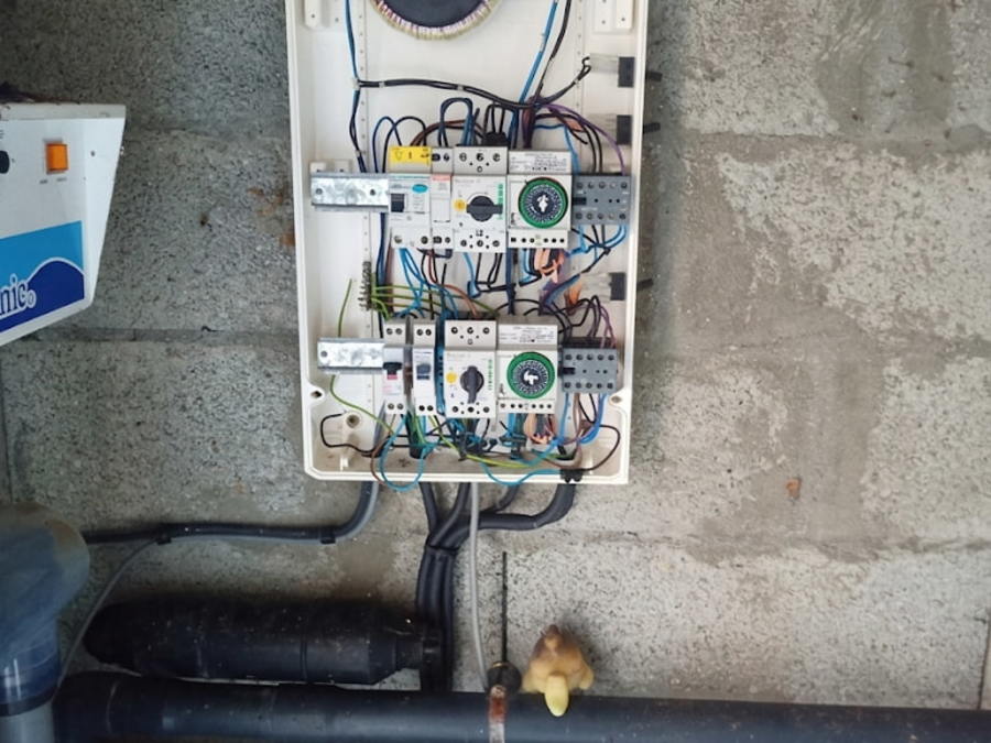 Coffret électrique piscine ouvert avec câblage et programmation