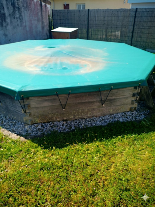 Piscine hors sol avec bâche de protection