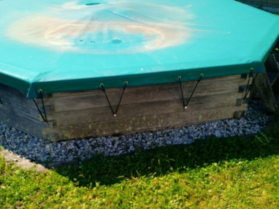 Piscine hors sol avec bâche de protection