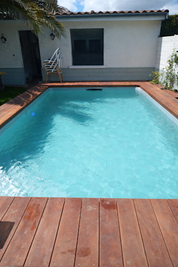 Résultat final - liner sable, eau turquoise, volet roulant coffre immergé et terrasse bois exotique - Gironde