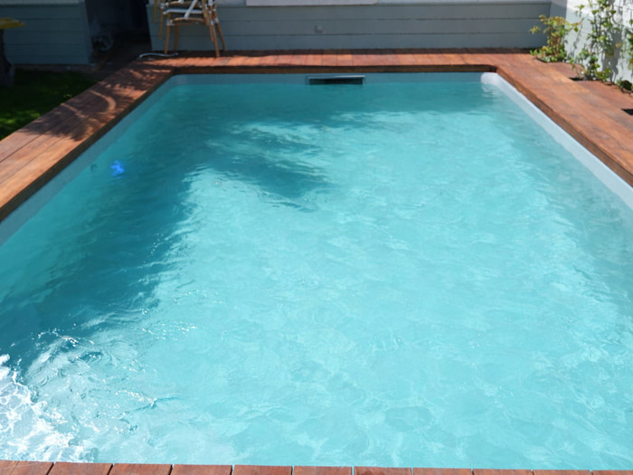 Résultat final - liner sable, eau turquoise, volet roulant coffre immergé et terrasse bois exotique - Gironde