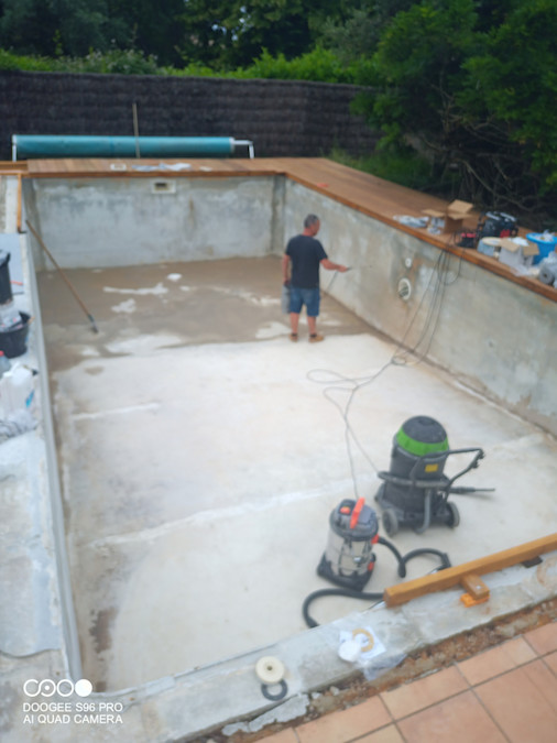Rénovation piscine béton avec préparation du bassin