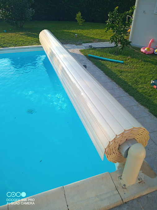 Volet roulant piscine pour sécurité et protection du bassin